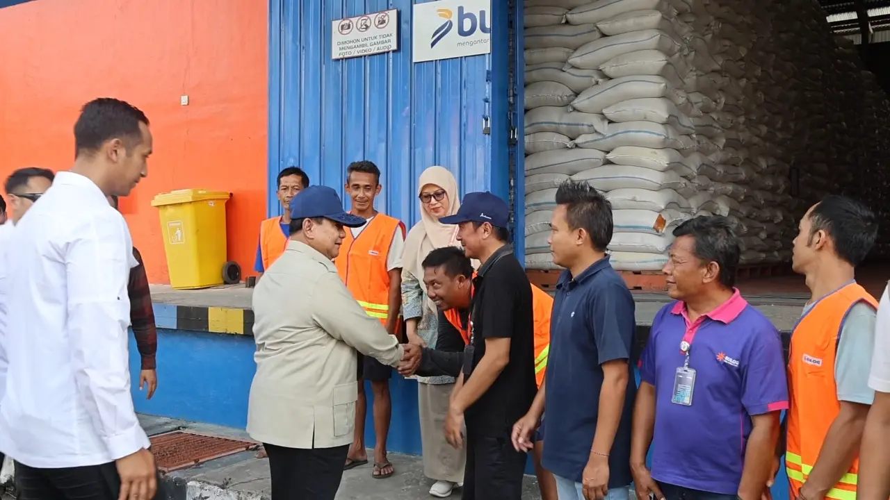 Presiden Prabowo Subianto menyapa pegawai saat melakukan inspeksi mendadak (sidak) ke Gudang Bulog Danurejo, Kabupaten Magelang, Jawa Tengah, pada Sabtu 18 April 2026. (Dok. Istimewa)