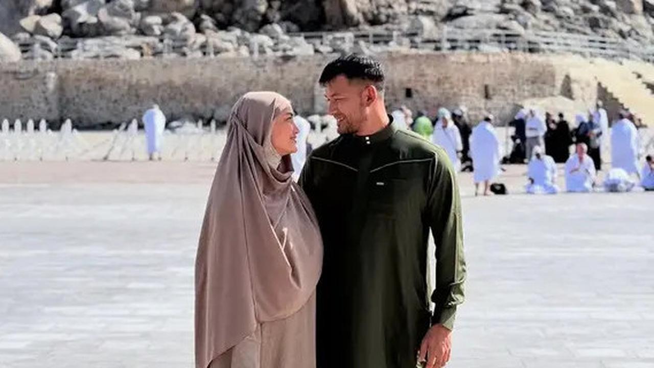 Cantik Berhijab, 6 Potret Atiqah Hasiholan saat Umrah Bareng Rio Dewanto dan Anak Gadisnya