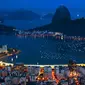 Pemandangan indah Guanabara bay saat malam menjadi tempat tujuan wisata di Rio de Janeiro, Brasil. (AFP/Christophe Simon)
