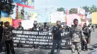 Puluhan massa yang bernamakan Gerakan Masyakarat Bawah Indonesia (GMBI)  Garut berdemo di halaman Kantor Disperindak Kabupaten Garut 