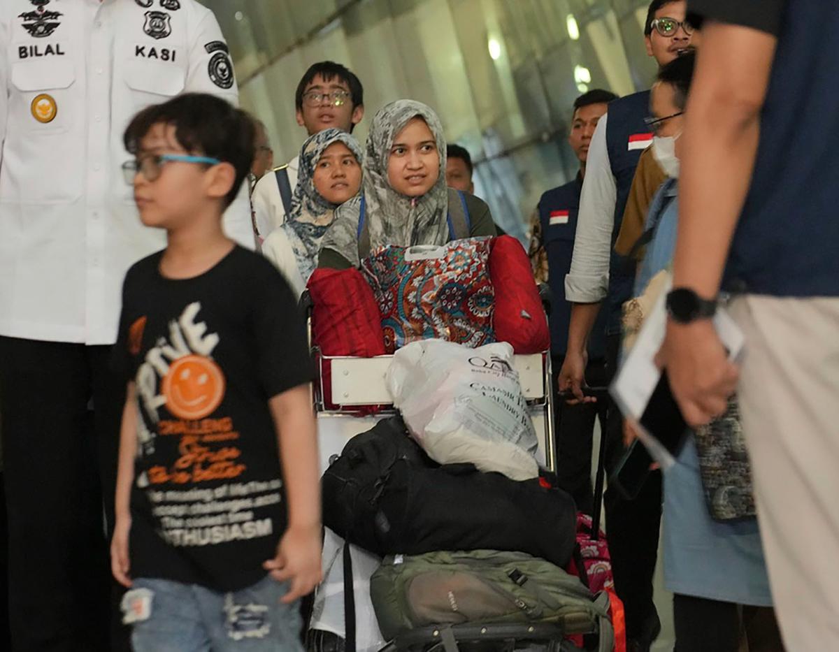 FOTO: 11 Warga Negara Indonesia Tiba di Jakarta Usai Dievakuasi Dari Iran