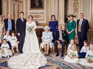Gambar yang dirilis Istana Kensington pada 13 Oktober 2018, foto pernikahan Putri Eugenie dan Jack Brooksbank di Windsor Castle, Inggris. Putri Eugenie berfoto bersama keluarga inti dan pengiring pengantin ciliknya. (Alex Bramall/Buckingham Palace via AP)