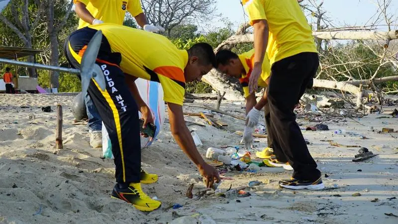 Giat Bersih Pantai di Labuan Bajo, Satu Ton Sampah Plastik Berhasil Terkumpul