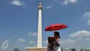 Warga menikmati liburan di Monumen Nasional atau Monas, Jakarta, Minggu (19/7/2015). Ikon kota Jakarta tersebut menjadi tempat wisata alternatif warga saat liburan lebaran. (Liputan6.com/Johan Tallo)