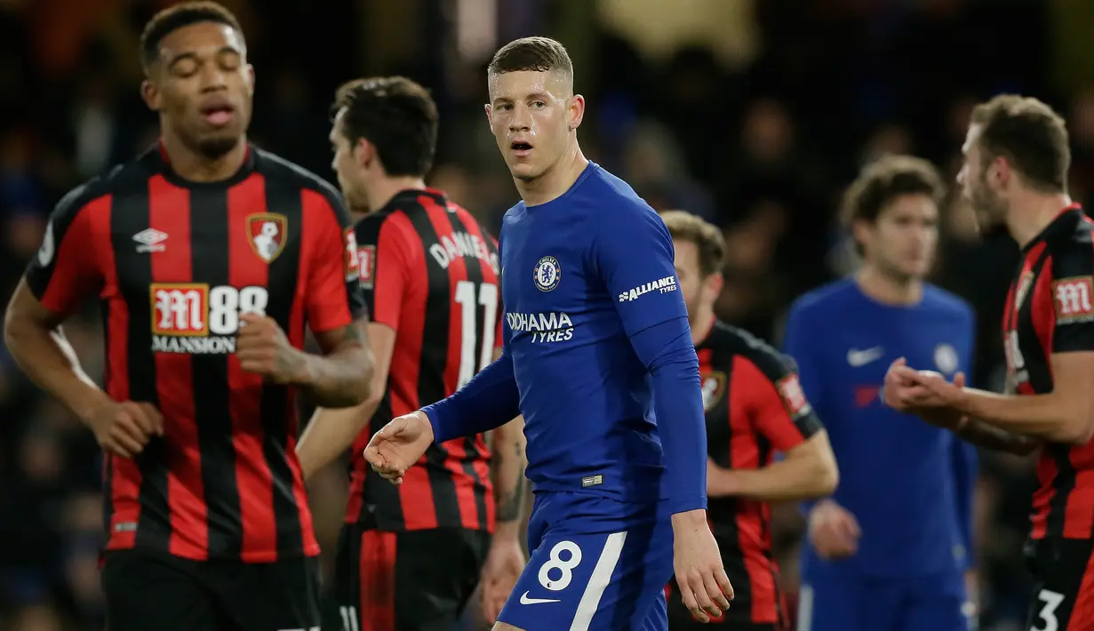 Pemain Chelsea, Ross Barkley berjalan melintasi lapangan saat menjamu Bournemouth pada laga pekan ke-25 Premier League 2017-2018 di Stamford Bridge, Rabu (31/1). Chelsea menderita kekalahan telak 0-3 dari tamunya Bournemouth. (AP /Tim Ireland)