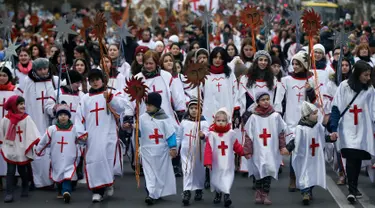 Sejumlah peserta "Alilo" saat melakukan pawai bersama di jalanan Tbilisi, Georgia, Kamis (7/1). Para peserta ini merupakan penganut Kristen Ortodoks di Georgia. (REUTERS/David Mdzinarishvili)