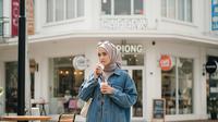 Jaket Denim Oversize ala Wanita Korea/Outfit Ibu-Ibu Hijab 30 Tahunan yang Kekinian dan Stylish (Sumber:gemini.com)