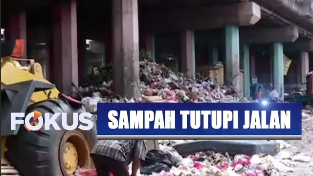 Tumpukan sampah rumah tangga tutupi badan jalan di kawasan Tanjung Priok, Jakarta Utara.