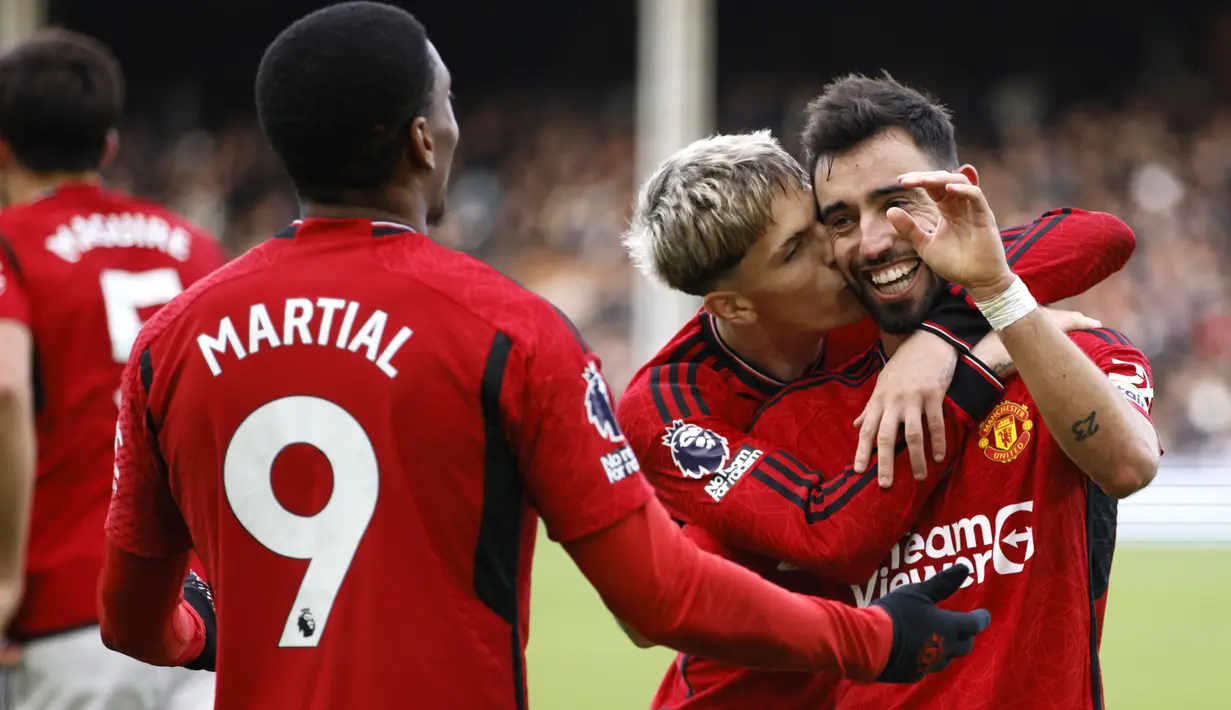 Selebrasi Bruno Fernandes (kanan) setelah mencetak gol ke gawang Fulham dalam laganya ke-200 bersama MU dalam pekan ke-11 Premier League 2023/2024 yang berlangsung di Stadion Craven Cottage, London, Sabtu (4/11/2023) malam WIB. (AP Photo/David Cliff)