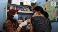 Petugas kesehatan menyuntikan vaksin COVID-19 pada warga di RPTRA Taman Gajah, Cipete Selatan, Jakarta, Kamis (27/5/2021). Pemprov DKI Jakarta melakukan vaksinasi COVID-19 bagi warga usia 18 tahun ke atas yang berada di RW rentan dan padat penduduk. (Liputan6.com/Johan Tallo)
