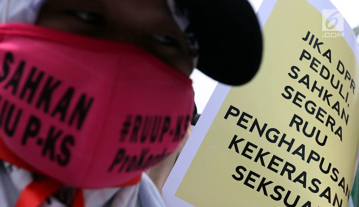 Massa Kolaborasi Nasional melakukan aksi di depan Gedung DPR/MPR, Jakarta, Selasa (17/9/2019). Massa mendesak DPR segera mengesahkan Rancangan Undang-Undang (RUU) Penghapusan Kekerasan Seksual (PKS) pada periode 2014-2024. (Liputan6.com/JohanTallo)