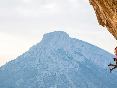 Pendaki asal AS, Sasha DiGiulian saat berusaha memanjat tebing di Pulau Kalymnos, Yunani, 9 November 2017. Wanita 25 tahun ini sebelumnya berhasil menaklukkan puncak Mora Mora di Madagaskar setinggi 700 meter. (Alex Grymanis/Red Bull Content Pool via AP)