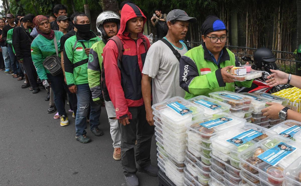 Ratusan warga antre takjil gratis