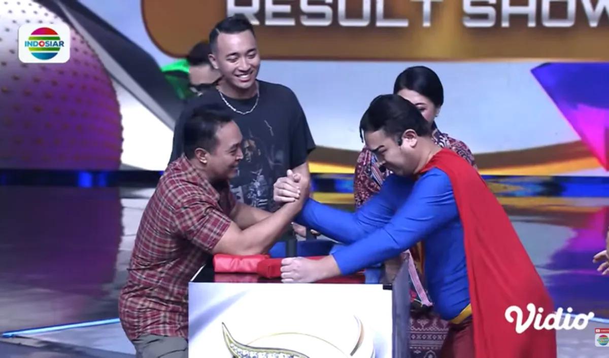 Aksi Gilang Dirga yang adu panco melawan Andika Perkasa langsung mencuri perhatian netizen. Mereka ikut tertawa.