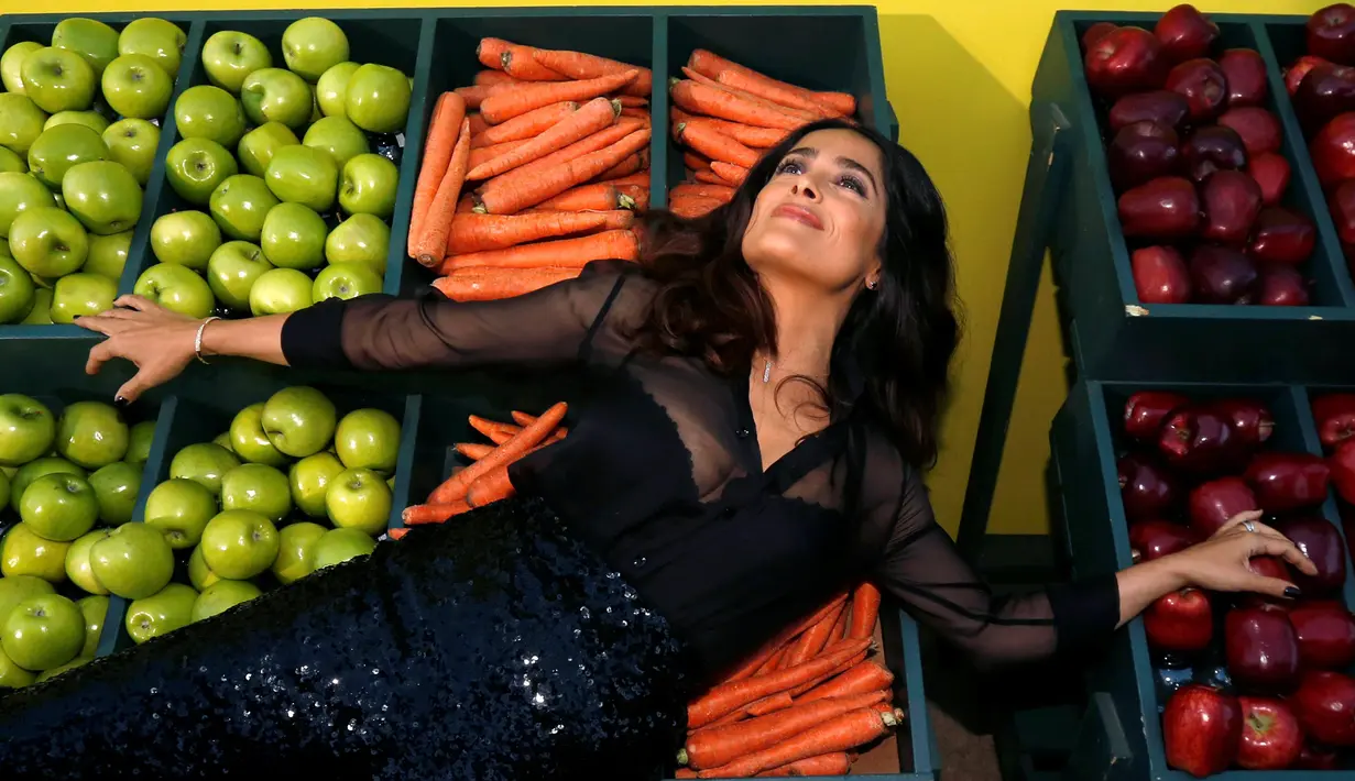 Pose Salma Hayek berpose di atas buah saat menghadiri pemutaran perdana film "Sausage Party" di Los Angeles, California AS (9/8). Salma Hayek tampil dengan gaun hitam dengan balutan atasannya yang transparan. (REUTERS/Mario Anzuoni)