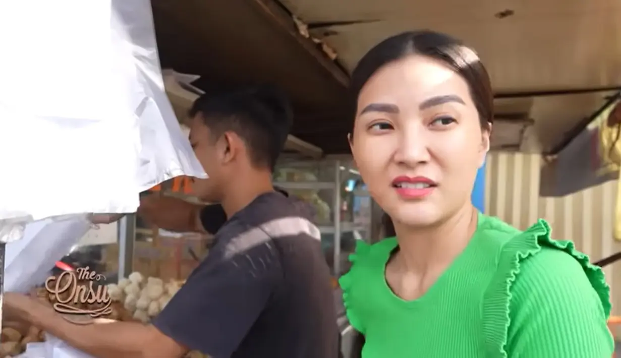 Dengan santai berjalan mencari gorengan, minuman es jeruk, hingga burger yang ada di pinggir jalan. [Youtube/The Onsu Family]