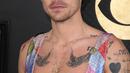 Musisi Harry Styles berpose di red carpet saat tiba untuk ajang Grammy Awards 2023 di Crypto.com Arena, Los Angeles, AS, Minggu Malam (6/2/2023) waktu setempat. Kali ini, Harry Styles masuk beberapa nominasi seperti Best Engineered Album, Non-Classical, Record of the Year, Album of the Year, hingga Best Music Video. (Photo by Robyn BECK / AFP)