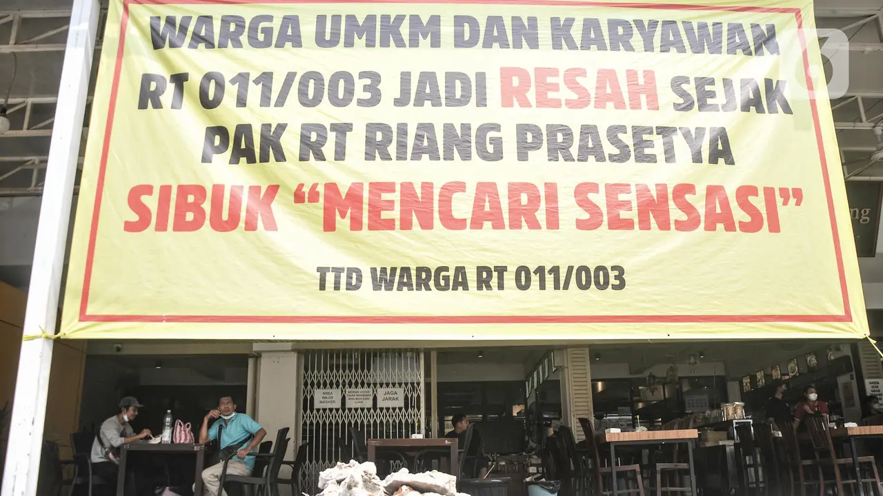 Makan Badan Jalan, Ruko di Pluit Dibongkar
