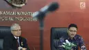 Kepala Biro Humas dan Protokol MK Rubiyo (kiri) dan Jubir MK Fajar Laksono (kanan) menjelaskan angket KPK di Gedung MK, Jakarta, Kamis (15/2). Menurut MK, KPK diberi tugas, kewenangan, dan fungsi berkaitan kekuasaan kehakiman. (Liputan6.com/Angga Yuniar)