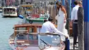 Petenis Serbia Ana Ivanovic saat akan menaiki perahu di Venice , Italia , (12/7). Bastian Schweinteiger yang baru saja mengumumkan pensiun dari timnas Jerman, benar-benar menjalani momen pernikahan yang romantis. (REUTERS / Stringer)