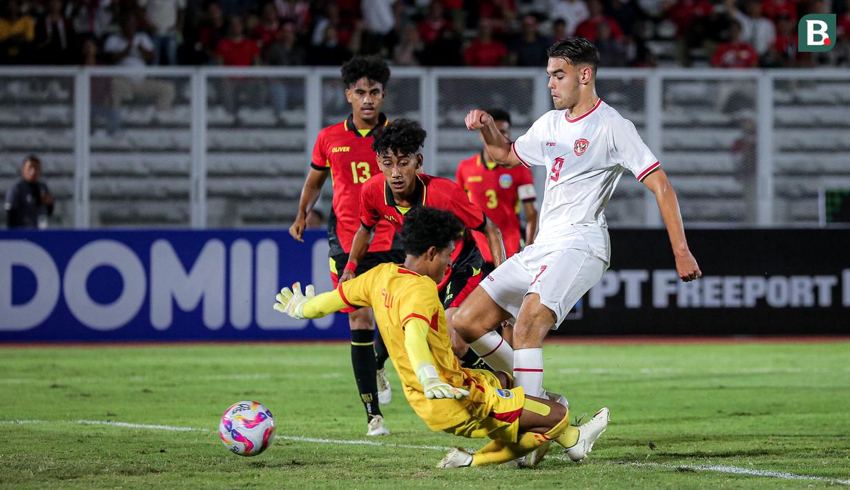 <p>Pemain Timnas Indonesia U-20, Jens Raven mencetak gol pembuka ke gawang Timor Leste pada laga Grup F Kualifikasi Piala Asia U-20 2025 di Stadion Madya, Senayan, Jakarta, Jumat (27/09/2024). (Bola.com/Bagaskara Lazuardi)</p>