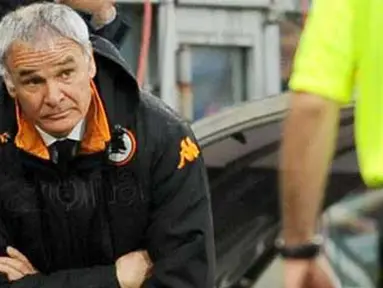 Ekspresi pelatih AS Roma Claudio Ranieri di laga lanjutan Serie A Italia menghadapi Genoa di Marassi Stadium, Genoa, 20 Februari 2011. Roma kalah 3-4. AFP PHOTO / TIZIANA FABI 