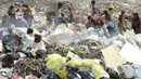 Anak-anak bersama sejumlah orang dewasa lainnya mengumpulkan sampah untuk didaur ulang di tempat pembuangan sampah di kota Houdieda, Yaman, Rabu (20/1). (REUTERS/Abduljabbar Zeyad)