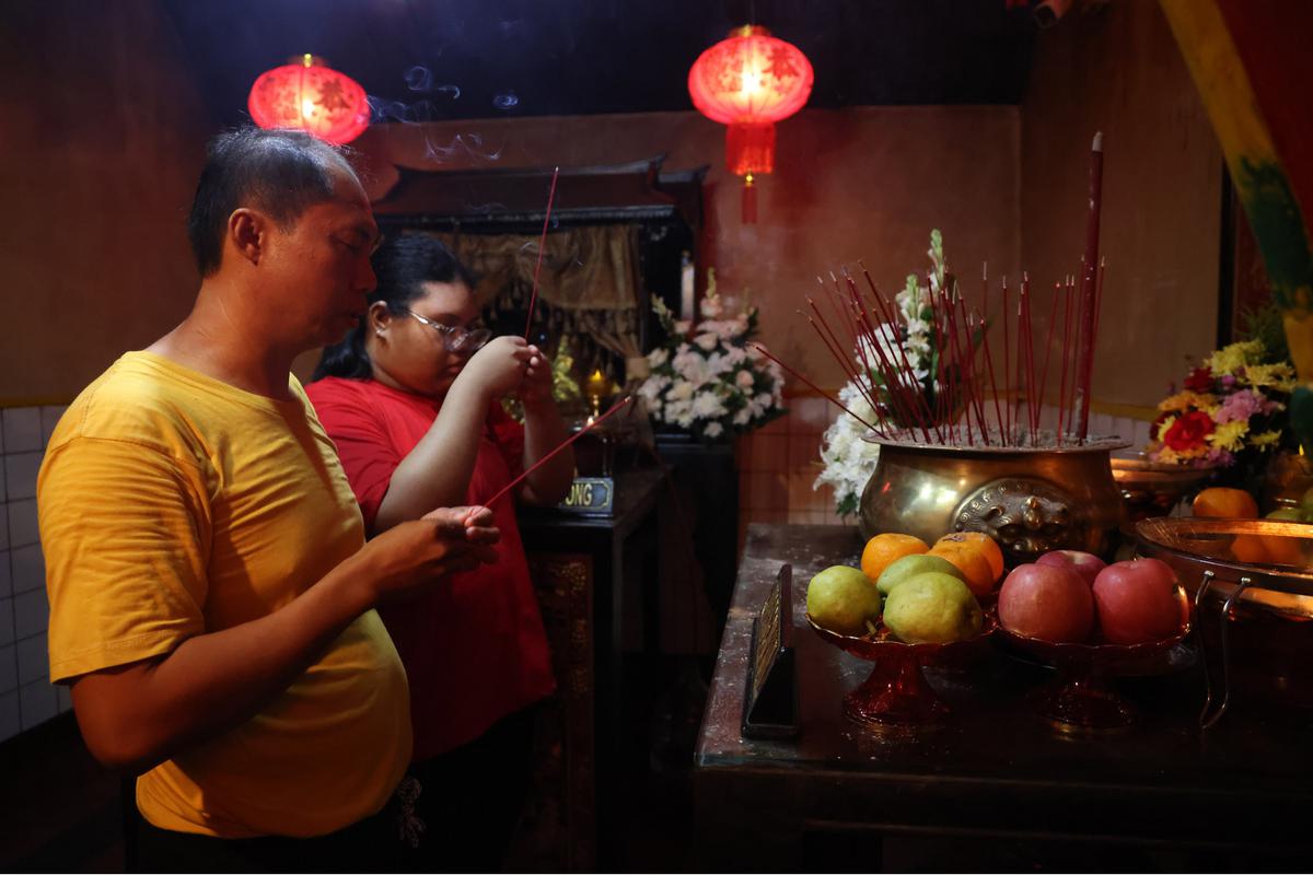 Ibadah Malam Imlek di Vihara Boen Tek Bio Tangerang