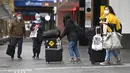 Orang-orang menyusuri jalan yang biasa sibuk di kawasan pusat bisnis di Melbourne ketika penduduk kota kembali menjalani lockdown selama 7 hari, Jumat (28/5/2021). Melbourne kembali menerapkan lockdown untuk keempat kalinya setelah wabah COVID-19 menyebar cepat di wilayah tersebut (William WEST/AFP)