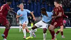 Gelandang Lazio, Fisayo Dele-Bashiru (kedua kanan) berebut bola dengan Gianluca Mancini (AS Roma) saat laga pekan ke-32 Serie A Italia musim 2024/2025 di Stadion Olimpico, Roma, 13 April 2025 atau Senin (14/4/2025) dini hari WIB. (Tiziana FABI/AFP)