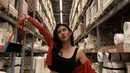 Shenina Cinnamon berpose menggemaskan di IKEA. Ia mengenakan crop top hitam, dipadu celana jeans, dan ditumpuk sweater merah. [Foto: Instagram/shenacinnamon]