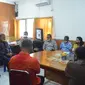 Foto : 19 anggota DPRD Sikka, NTT saat berada di Polres Sikka membuat laporan polisi terkait pelecehan lembaga DPRD (Liputan6.com/Dion)
