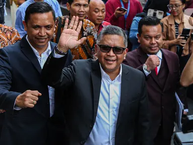 Sekretaris Jenderal (Sekjen) Partai Demokrasi Indonesia Perjuangan (PDIP), Hasto Kristiyanto mengangkat tangan saat meninggalkan gedung Komisi Pemberantasan Korupsi (KPK), Jakarta, Selasa (20/8/2024). (Liputan6.com/Angga Yuniar)