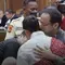 Momen Romantis Nadiem Makarim Peluk dan Cium Istri Sebelum Sidang Vonis