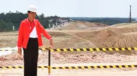 Presiden Jokowi meninjau pembangunan Jalan Tol Trans Sumatera Ruas Pekanbaru-Dumai, Minggu (23/7/2017). (Biro Pres)