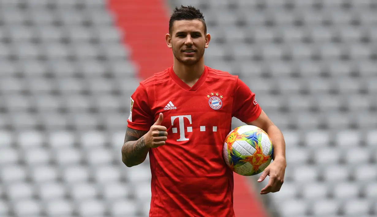 Bek baru Bayern Munchen, Lucas Hernandez berpose saat dirinya diperkenalkan secara resmi di Allianz Arena, Munich, Senin (8/7/2019). Lucas Hernandez menjadi bek termahal di dunia setelah diboyong Bayern Munchen dari Atletico Madrid dengan harga 80 juta euro (Rp 1,2 triliun). (Christof STACHE/AFP)