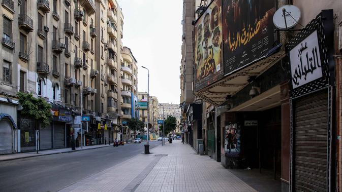Gambar yang diambil pada 24 Mei 2020 menunjukkan pemandangan teater bioskop Metro bersejarah, di sepanjang jalan komersial Talaat Harb di pusat kota yang hampir sepi pada hari pertama Idul Fitri di ibu kota Mesir, Kairo . (Photo by Samer ABDALLAH / AFP)
