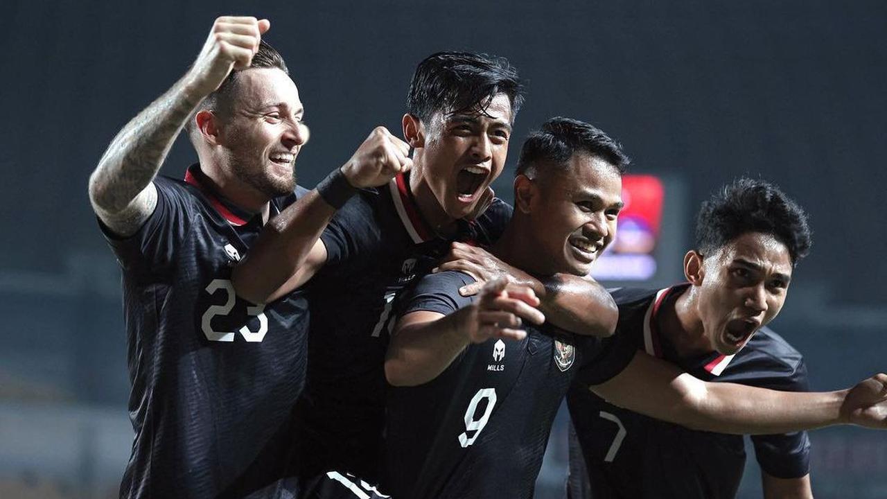 Arhan juga sempat menjadi perwakilan Indonesia untk bertemu Kenji Kanasugi, Duta Besar Jepang untuk Indonesia membicarakan sepak bola. Kesemptana itu dipergunakannya untuk membahas persepak bolaan Indonesia-Jepang.