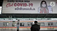 Calon penumpang menunggu kedatangan kereta Commuter Line di Stasiun Manggarai, Jakarta, Kamis (16/4/2020). PT KCI menyatakan jumlah penumpang kereta listrik (KRL) terus menurun selama pemberlakuan Pembatasan Sosial Berskala Besar (PSBB) di Jabodebek hingga 50 persen. (merdeka.com/Iqbal S. Nugroho)