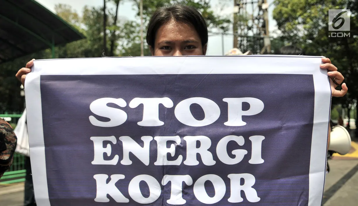 Aktivis Forum Masyarakat Winong Peduli Lingkungan (FMWPL) membawa banner saat unjuk rasa di depan Kantor Kementerian LHK, Jakarta, Kamis (13/9). Aktivis FMWPL menuntut Kementerian LHK memberikan sanksi terhadap PLTU Cilacap. (Merdeka.com/Iqbal Nugroho)