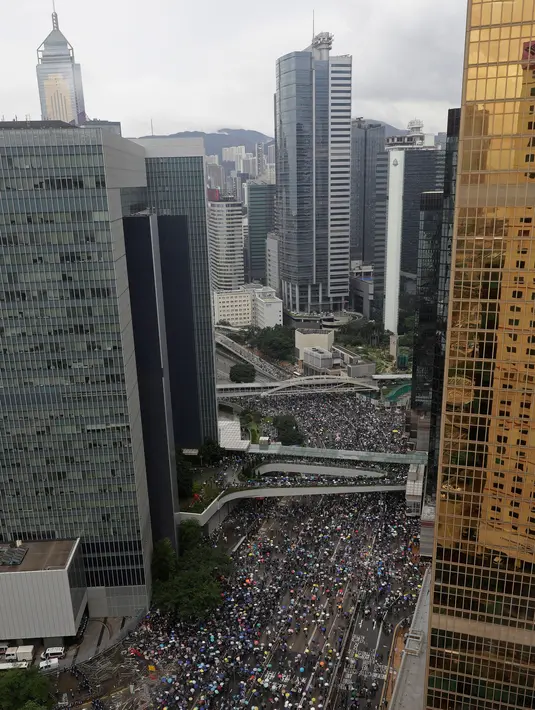 Pemandangan saat pengunjuk rasa berkumpul di luar gedung parlemen di Hong Kong, Rabu (12/6/2019). Ribuan pengunjuk rasa memblokir pintu masuk ke kantor pusat pemerintah Hong Kong untuk memprotes RUU Ekstradisi. (AP Photo/Vincent Yu)