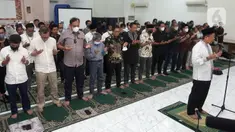 KH Muhammad Cholil Nafis mengimami Pengurus Dewan Pers salat gaib untuk mendiang Ketua Dewan Pers Azyumardi Azra di Hall Gedung Dewan Pers, Kebon Sirih, Jakarta, Senin (19/9/2022). Ketua Dewan Pers 2022-2025 Azyumardi Azra wafat di Malaysia karena serangan jantung. (merdeka.com/Arie Basuki)