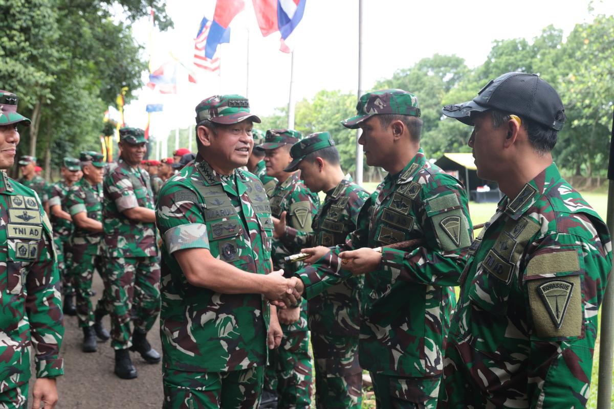 Kasad Jenderal TNI Maruli Simanjuntak di Markas Kopassus, Cijantung, Rabu (12/11/2025), saat meninjau kesiapan sekaligus melepas Tim Tembak TNI AD yang akan berlaga pada ajang ASEAN Army Rifle Meet (AARM) ke-33 Tahun 2025 di Singapura.