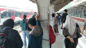 Cerita Penumpang Terdampak Gangguan KRL di Jakarta Kota: Menunggu Nyaris 1 Jam, Telat Ngantor