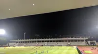 Kondisi lapangan Stadion Madya jelang pertandingan Timnas Indonesia proyeksi SEA Games 2021 vs Tira Persikabo, Jumat 5/3/2021)