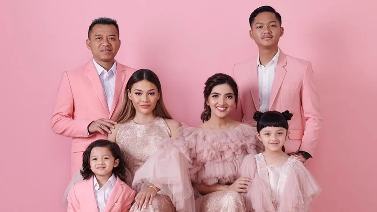 [Fimela] Keluarga Anang Hermansyah dan Ashanty