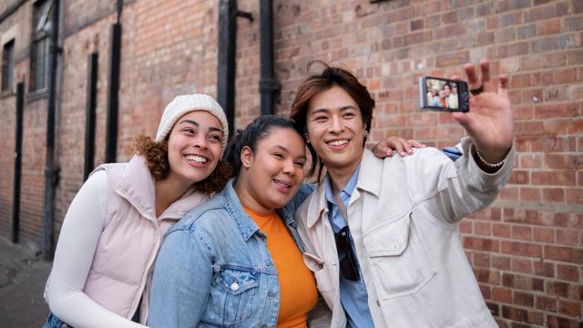 Ilustrasi foto bertiga