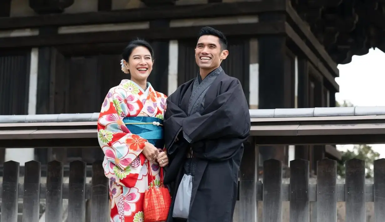 Gaya liburan dari pasangan Dian Sastro dan Indraguna di Jepang ini bisa jadi inspirasi yang manis. Keduanya mengenakan kimono, pakaian khas masyarakat Jepang. Dian Sastro memilih mengenakan kimono dengan motif bunga-bunga besar dan warna cerah, sedangkan Indraguna memilih kimono yang lebih sederhana, tanpa motif, berwarna hitam polos. Foto: Instagram.