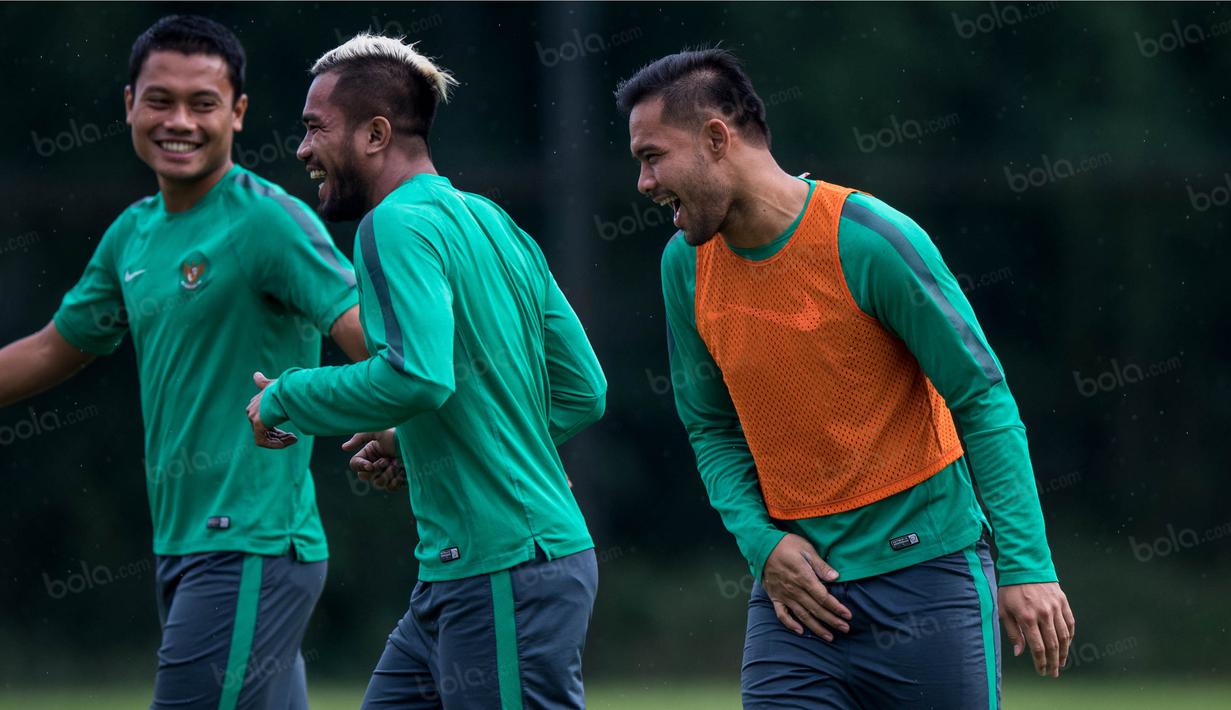 Pemain Persib, Zulham Zamrun, tampak bercanda dengan kiper Persija, Andritany Ardhiyasa, saat latihan bersama Timnas Indonesia di Lapangan SPH Sentul, Jawa Barat, Kamis (1/12/2016). (Bola.com/Vitalis Yogi Trisna)