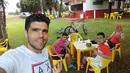 Mantan bek Arema Cronus dan Persija Jakarta, Fabiano Beltrame menikmati waktu luang bersama keluarga di Foz do Iguacu, Brasil. (Dok. Pribadi) 